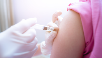 Proočkovanost proti HPV kontinuálně klesá. Obavy z očkování nejsou na místě    