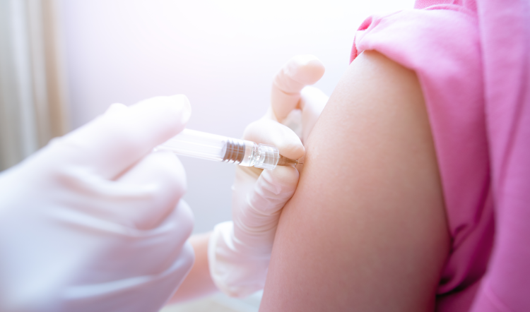 Proočkovanost proti HPV kontinuálně klesá. Obavy z očkování nejsou na místě    