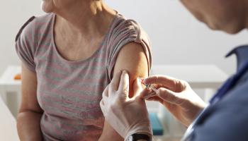 Průzkum mezi praktickými lékaři: očkování proti covid-19 svým pacientům doporučují, očkování chtějí aplikovat 