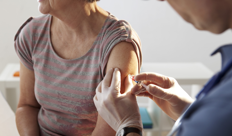 Průzkum mezi praktickými lékaři: očkování proti covid-19 svým pacientům doporučují, očkování chtějí aplikovat 