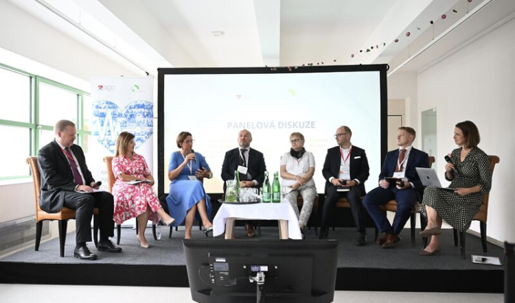 Osmý ročník Letní školy APO: Kde jsou hranice reklamy na léky a jak rozlišit propagaci od informace?