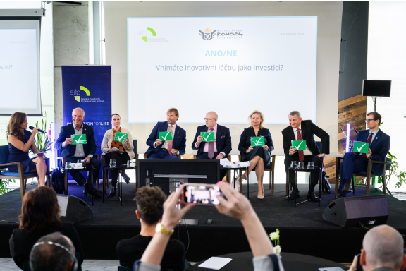 Češi stárnou rychleji, než stát reaguje: zdravotnictví potřebuje změnu